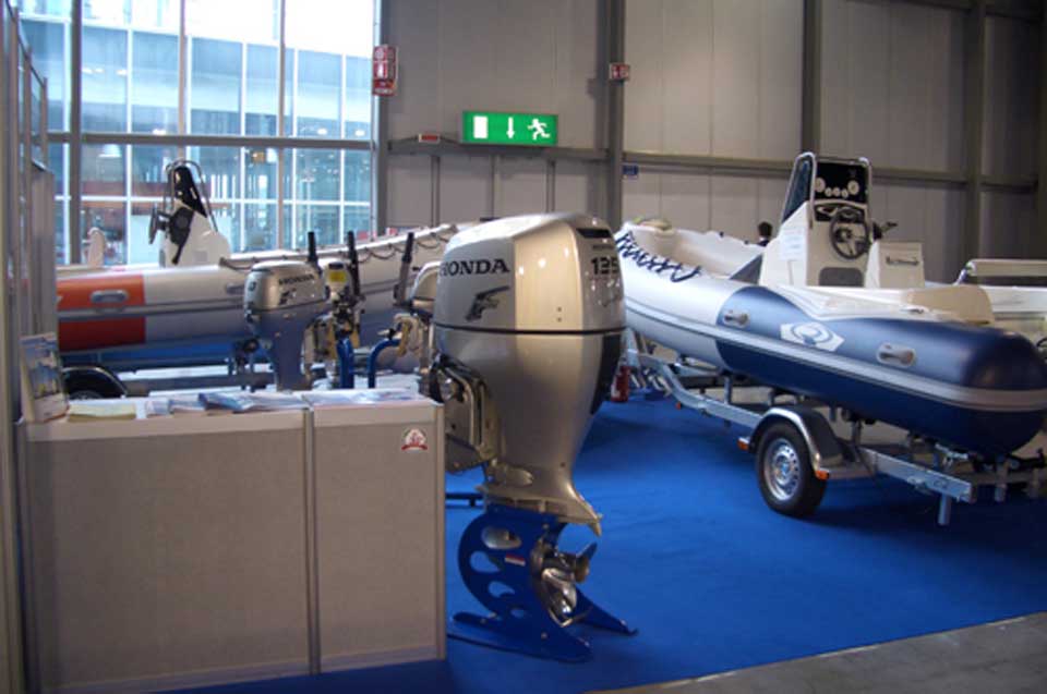 мотор Хонда BF 135 на выставке