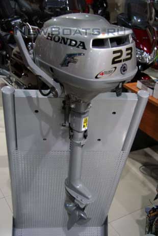 лодочный мотор honda 2.3 - вид сбоку.